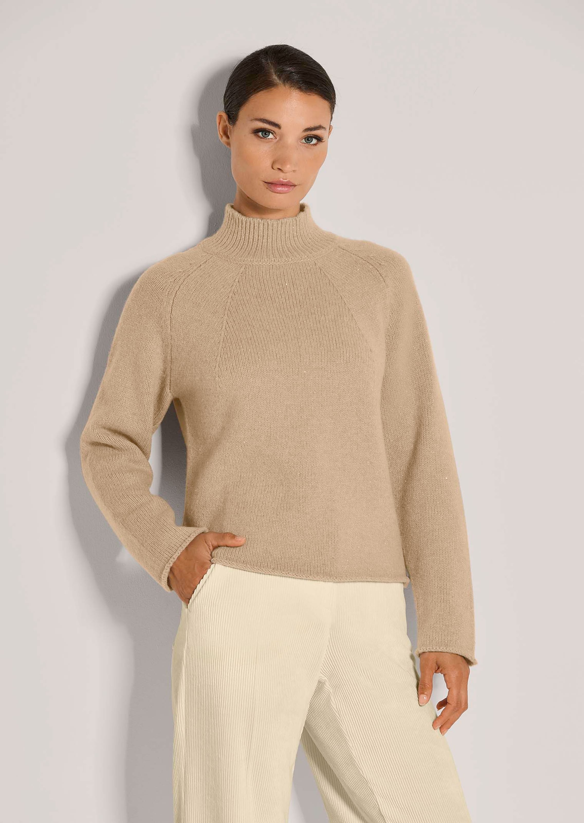 Jumper with shiny effect