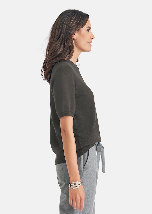 Short-sleeved jumper with round neckline 3