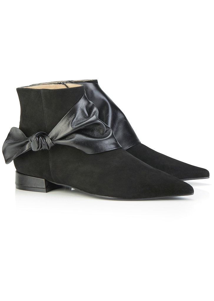 Pointed suede boots