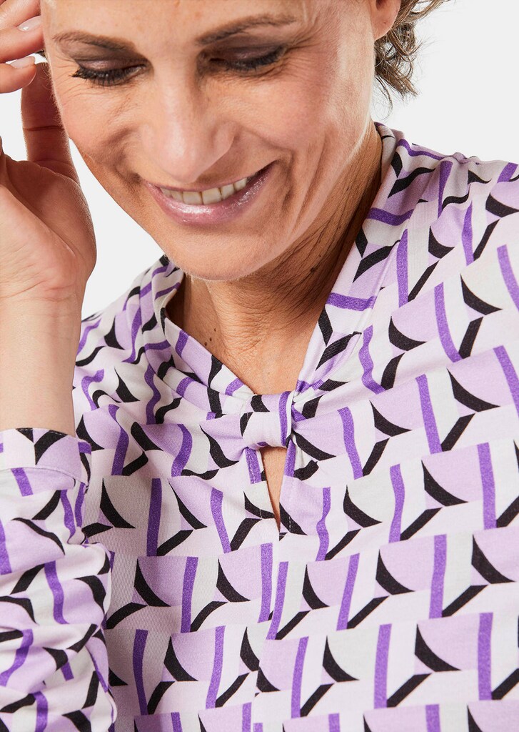 Schönes Druckshirt mit außergewöhnlichem Ausschnitt
