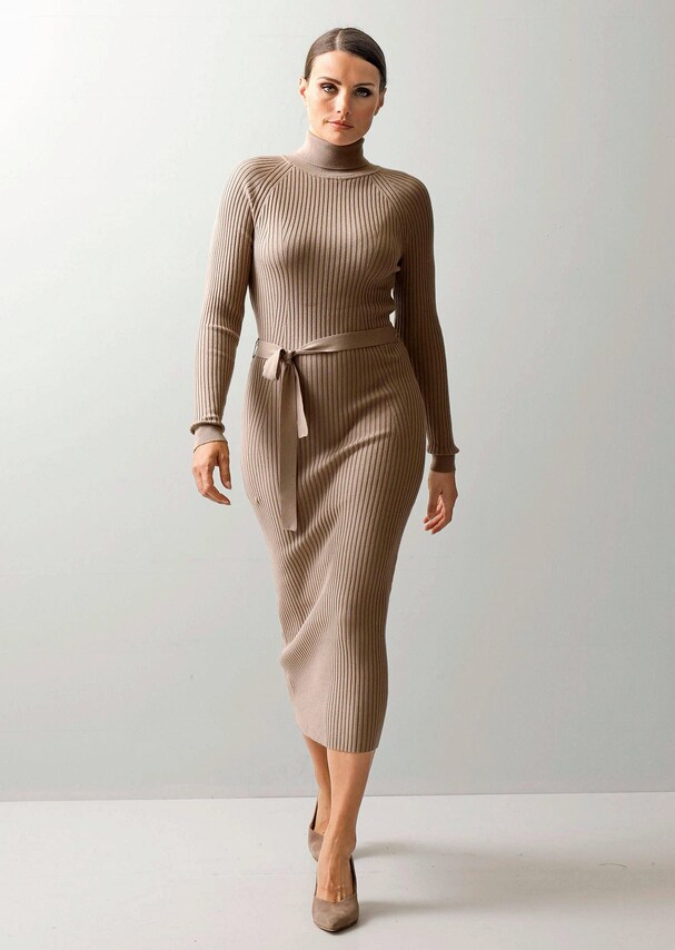 Strickkleid mir abnehmbarem Bindegürtel