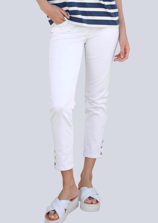 Hose mit silberfarbenen Druckknöpfen am Bein zum öffnen