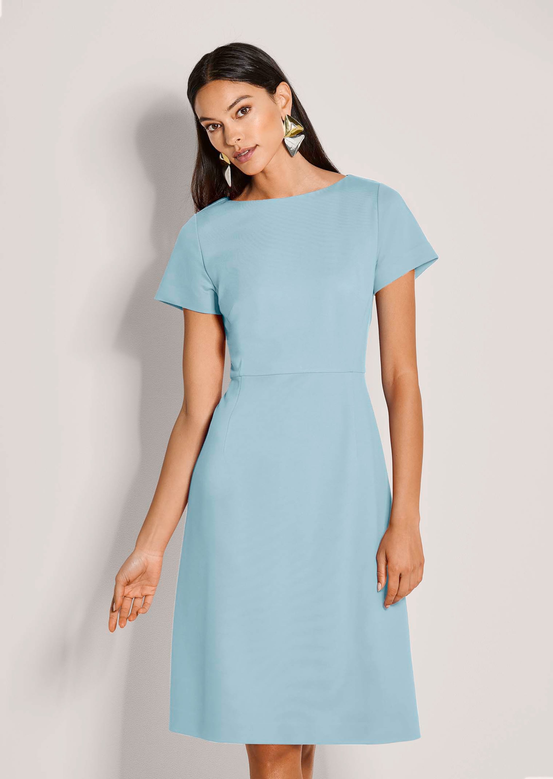 Robe fourreau avec encolure bateau et manches courtes