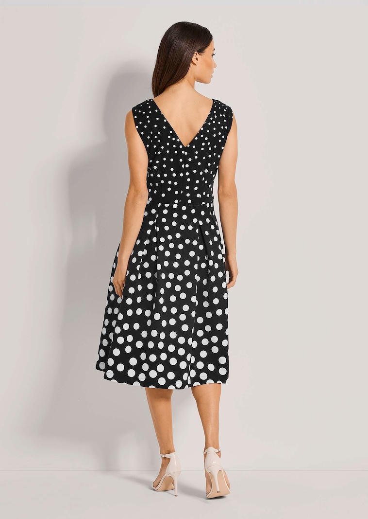 Polka dot dress in black / white | MADELEINE Fashion Polka dot dress in black / white | MADELEINE Fashion