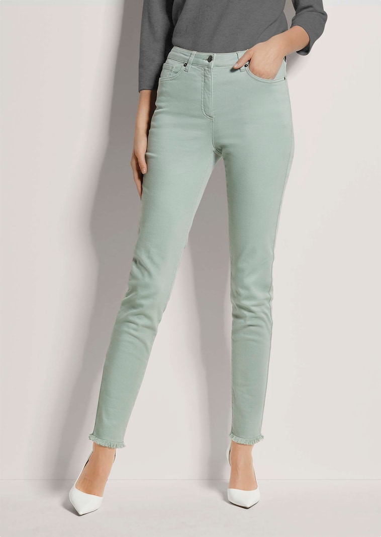 Jeans mit feinem Fransensaum