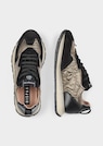 Sneaker thumbnail 2