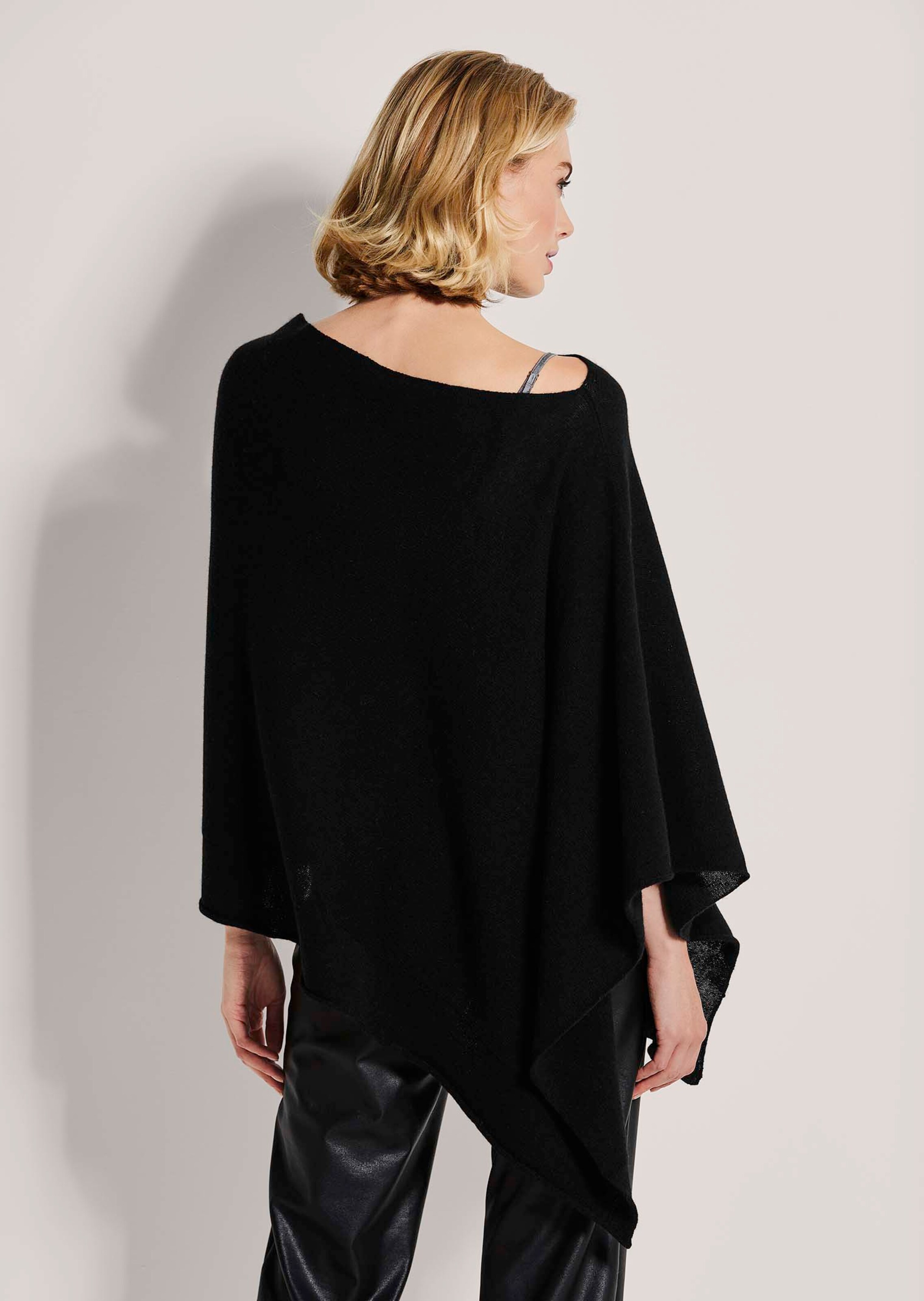 Cashmere poncho in black | MADELEINE Fashion