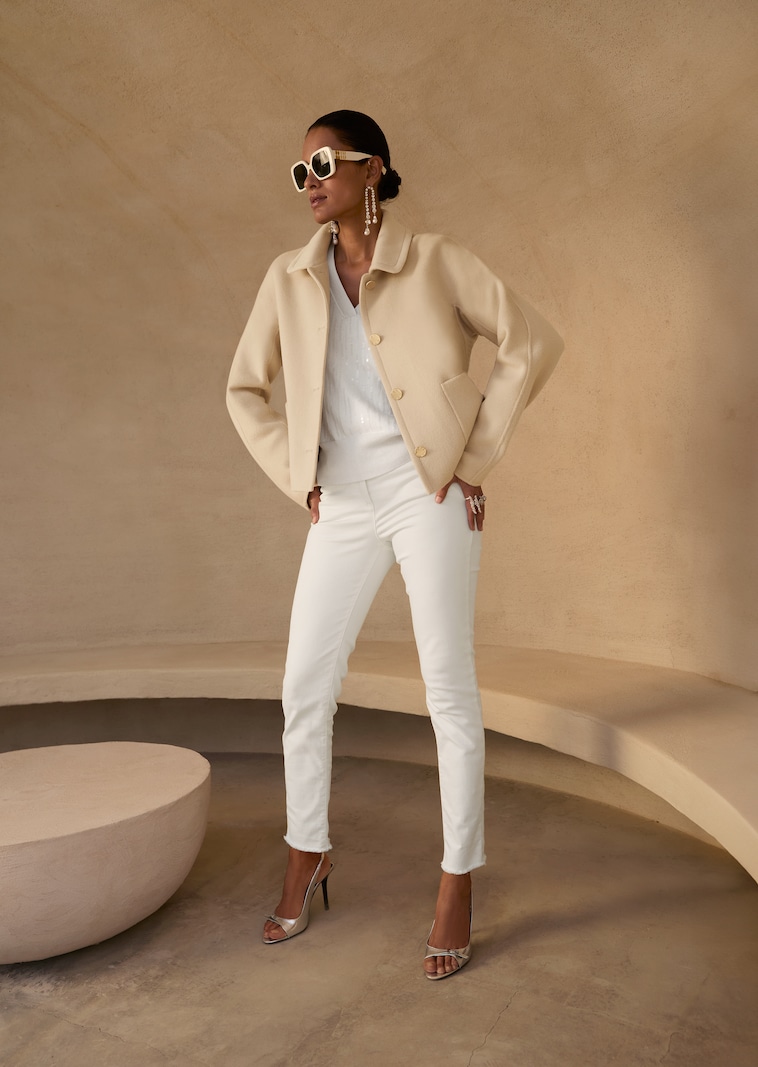 Doubleface-Wolljacke mit goldfarbenen Knöpfen