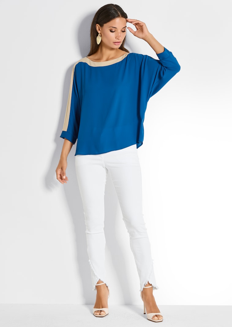 Schlanke Jeans mit Fransensaum