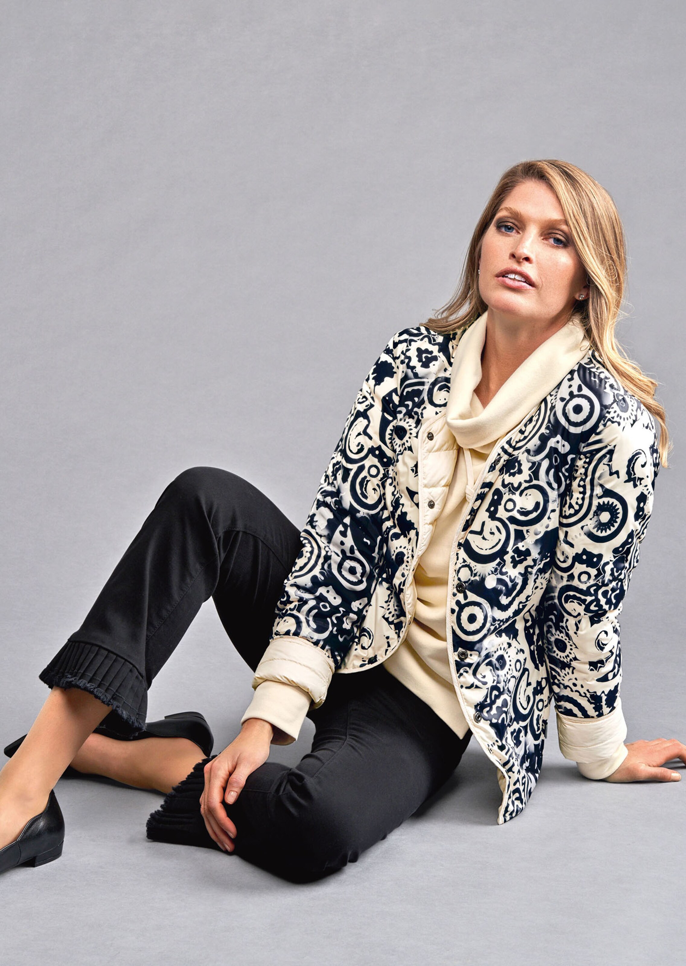 Reversible jacket with paisley print in champagne / black 