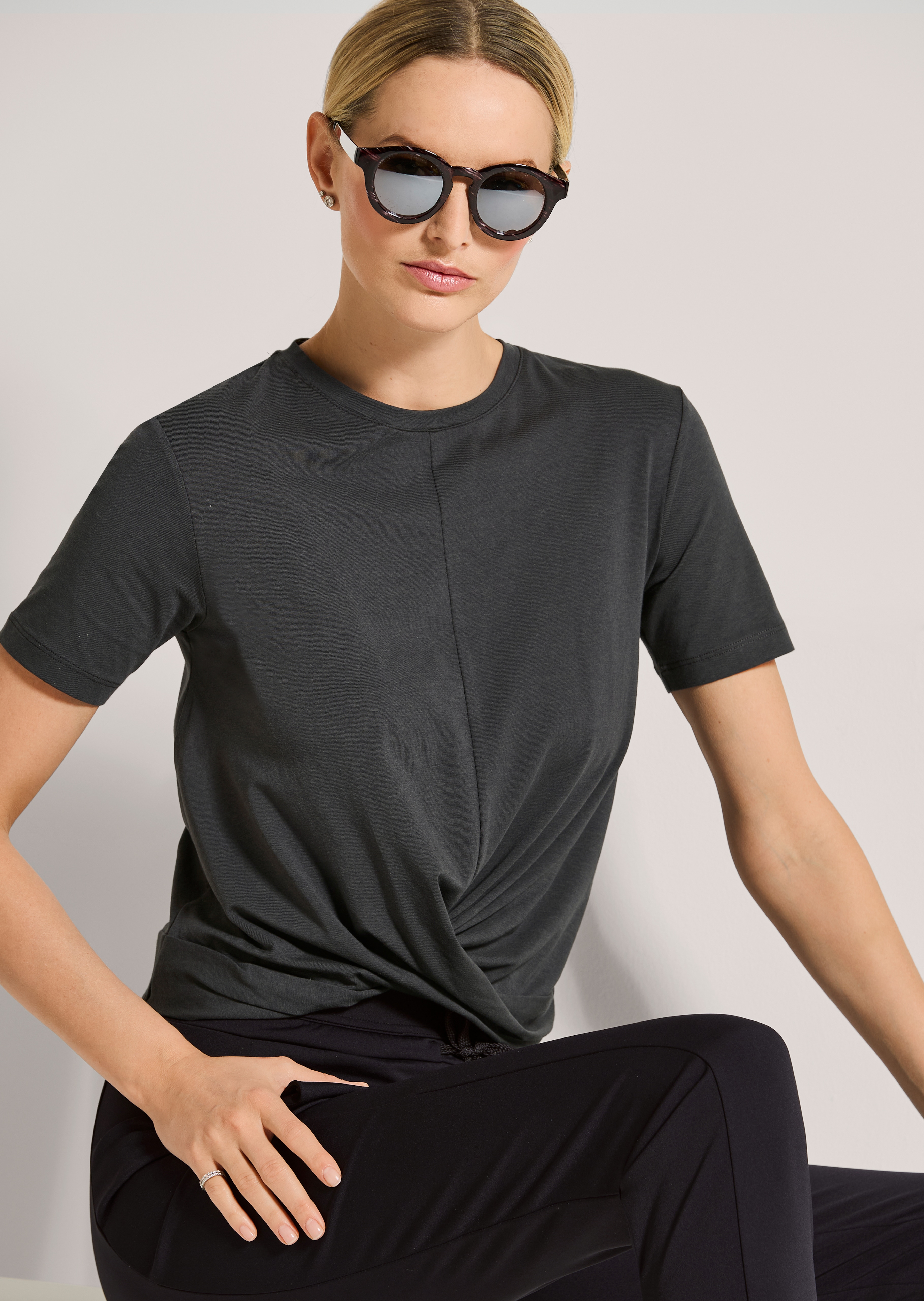 Feminines Sportshirt mit Wickeloptik