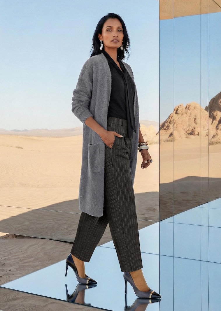Weite Bundfaltenhose mit Nadelstreifen und Barrel-Leg