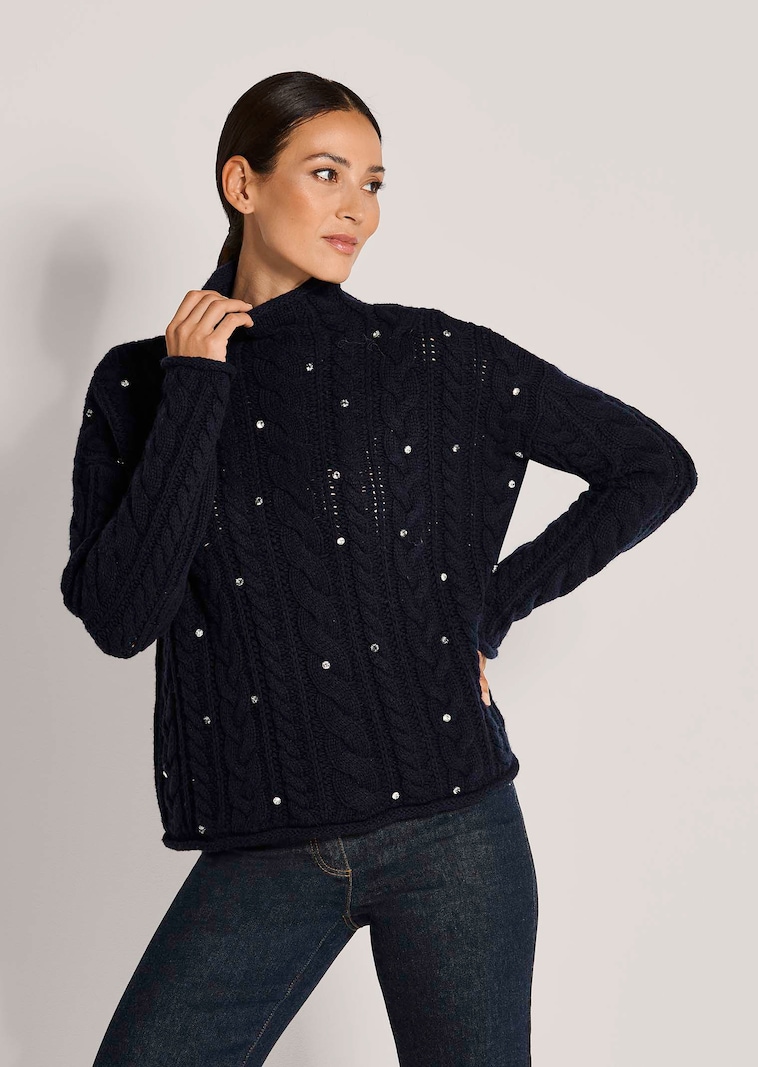 Zopf-Pullover mit Stehkragen und Strassverzierung