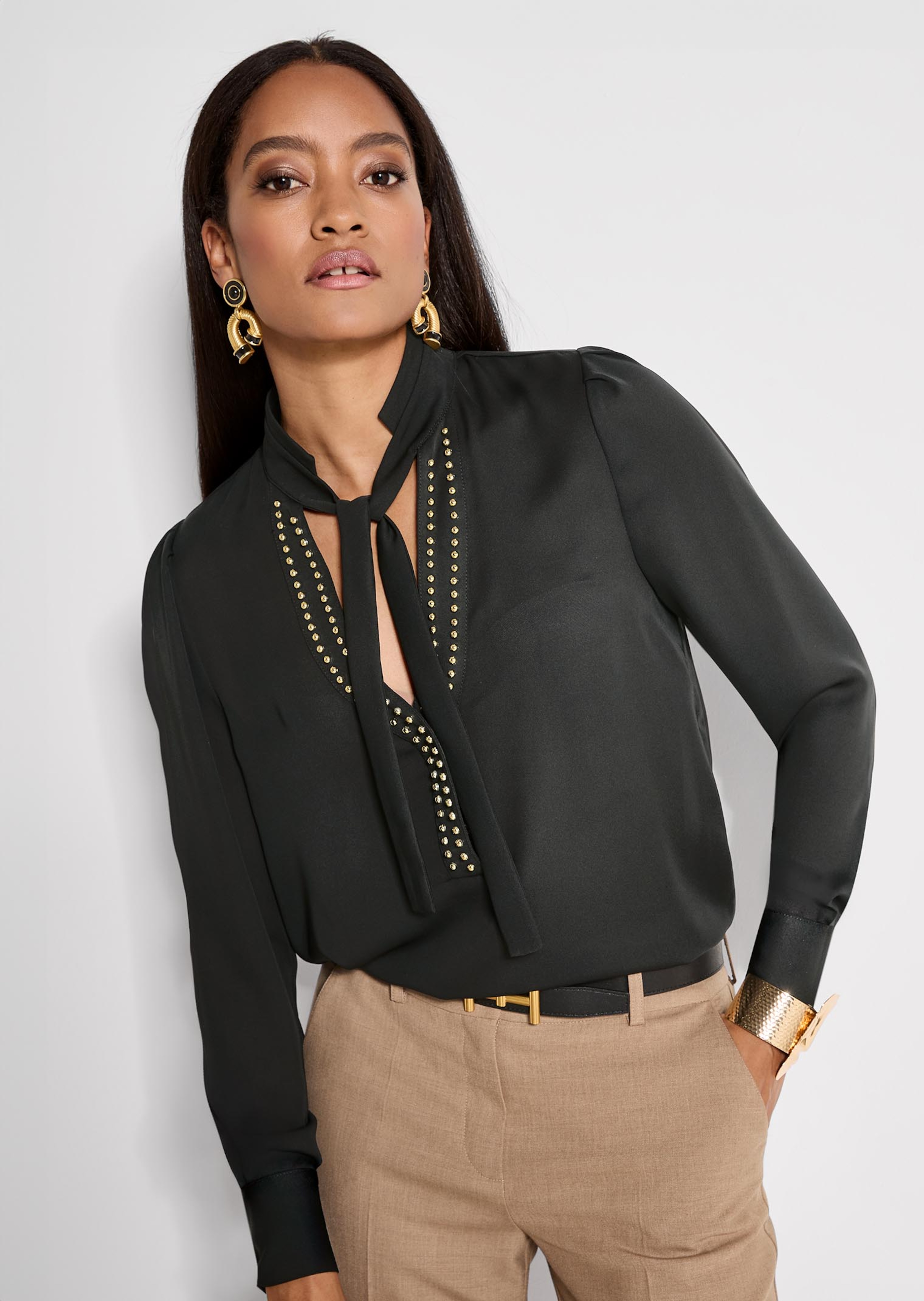 Bluse mit Nietenbesatz und Bindeband