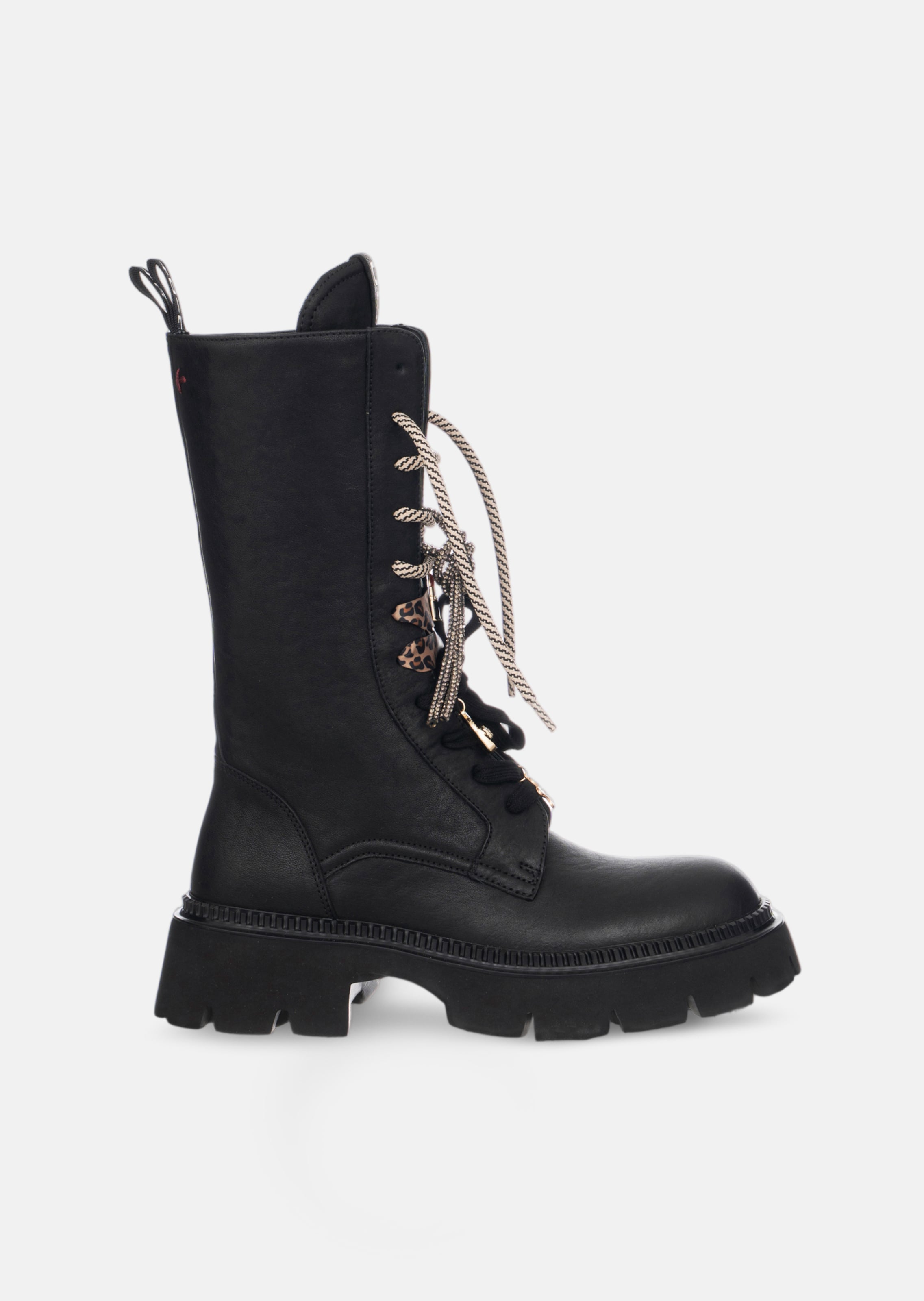 Hohe Stiefel mit unterschiedlichen Schnürsenkeln