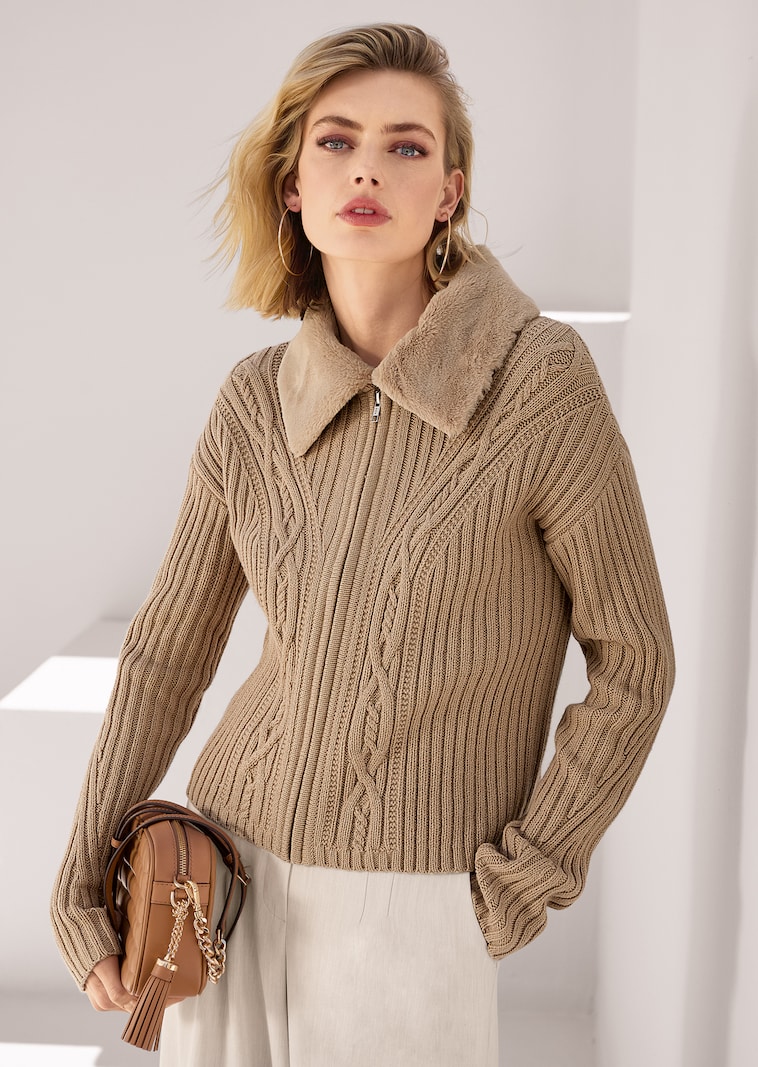 Strickjacke mit Webpelzkragen