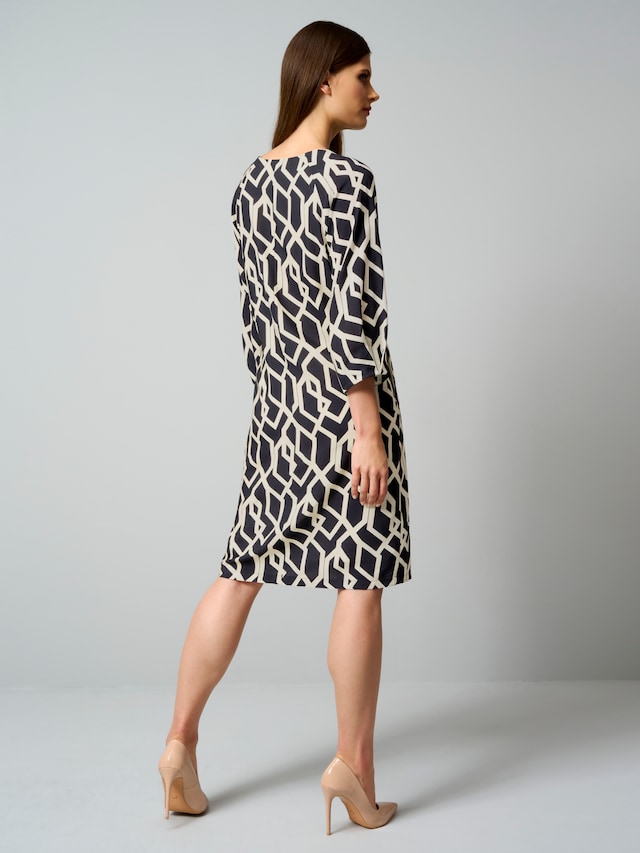 Kleid in grafischem Dessin 1