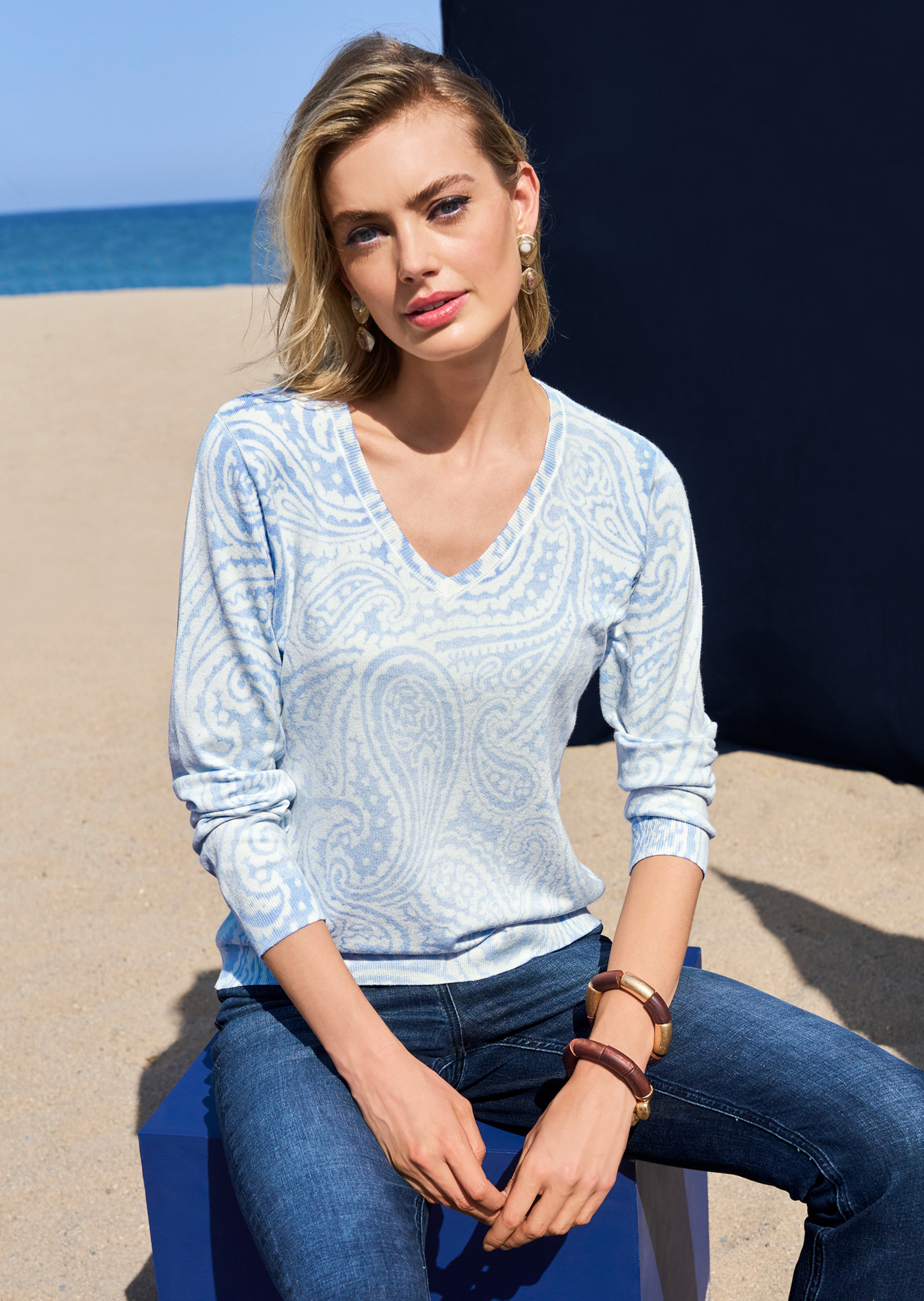 V-Pullover mit Unikat-Print
