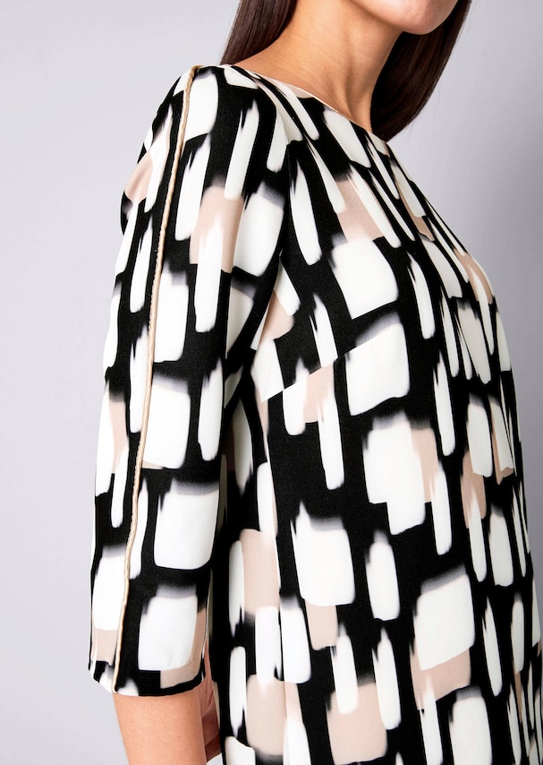 Etuikleid mit Paspelierungen aus elastischer Webware 4