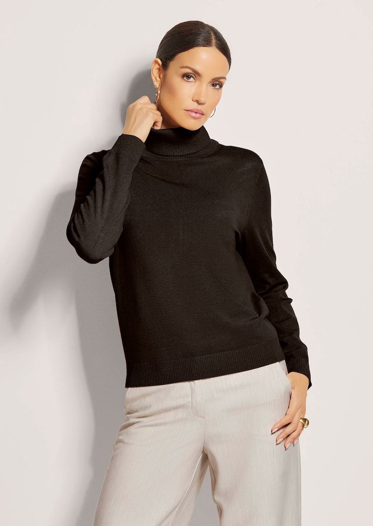 Fitted fine-knit turtleneck jumper