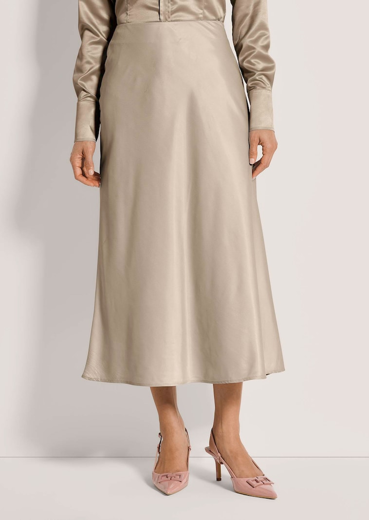 Langer Rock in glanzvoller Optik