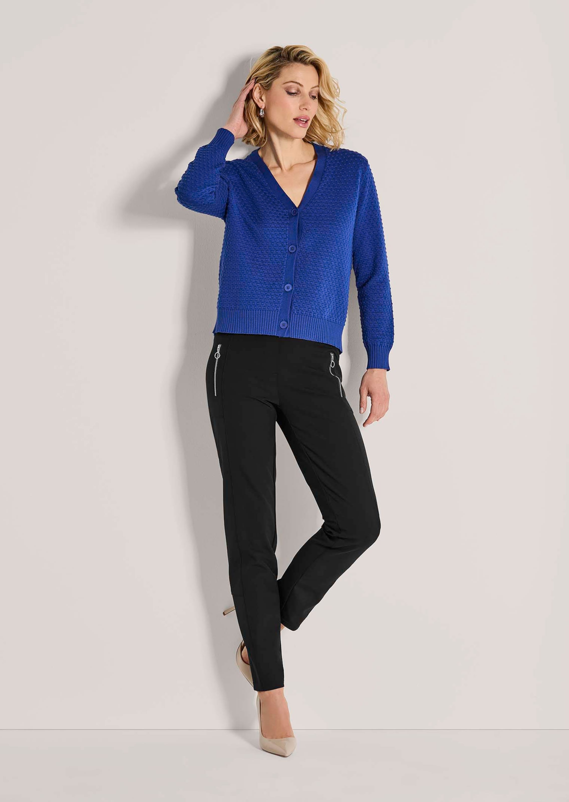 Schlanke Schlupfhose mit Zierelementen