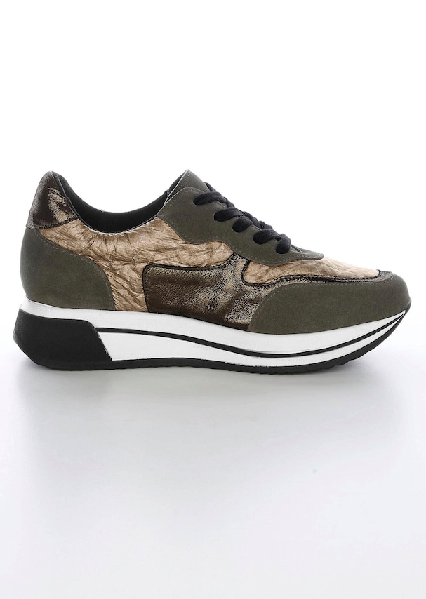 Sneaker mit modernem Materialmix 5