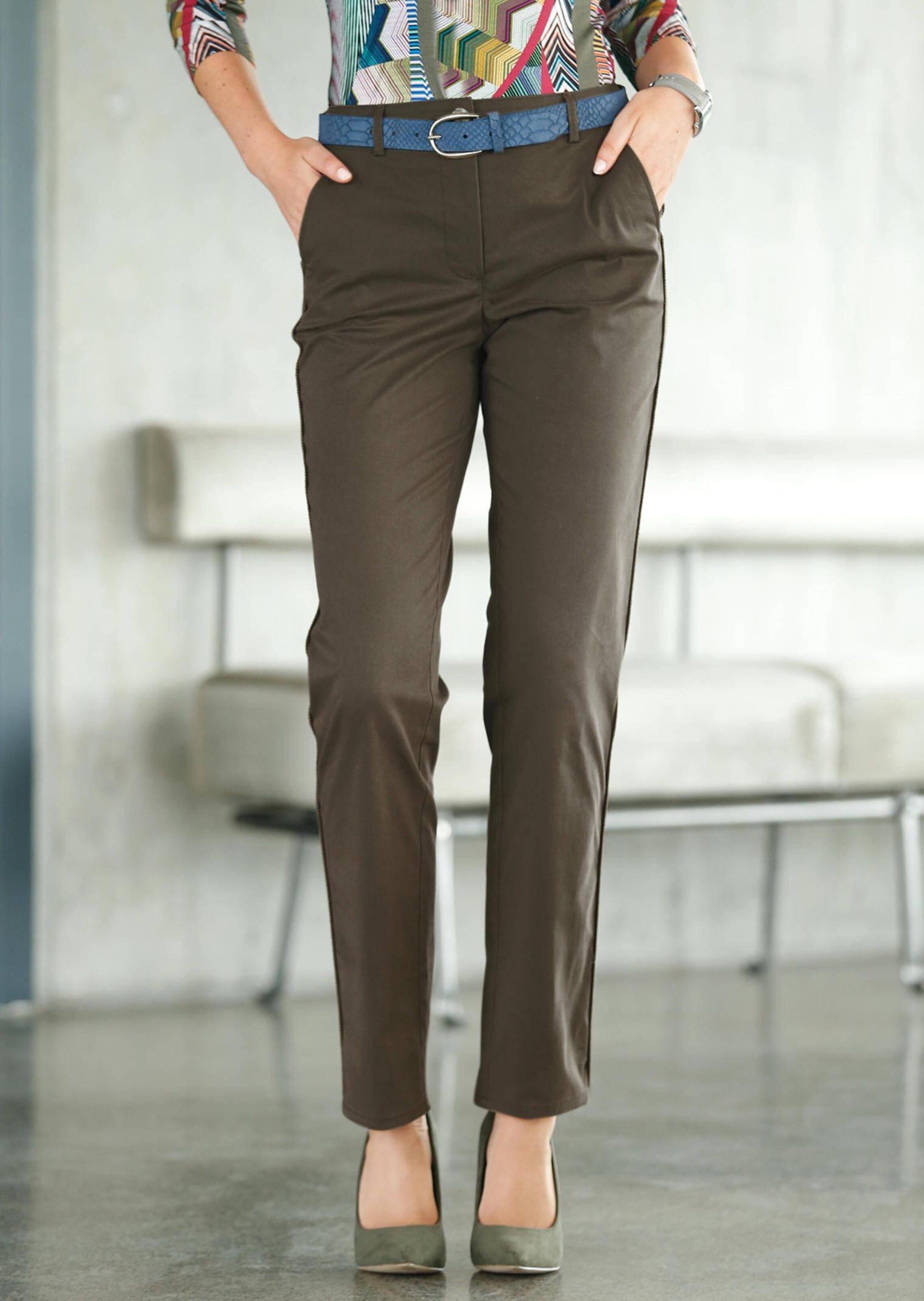 Pantalon chino toucher peau de pêche - kaki - Gr. 54 de Goldner Fashion