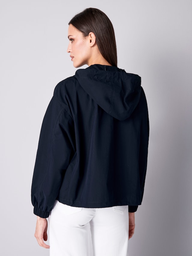 Jacke mit aufgesetzten Taschen vorne 2