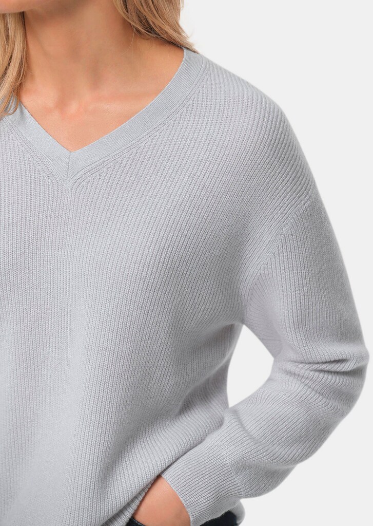Kaschmirpullover in Patentstrick mit V-Ausschnitt
