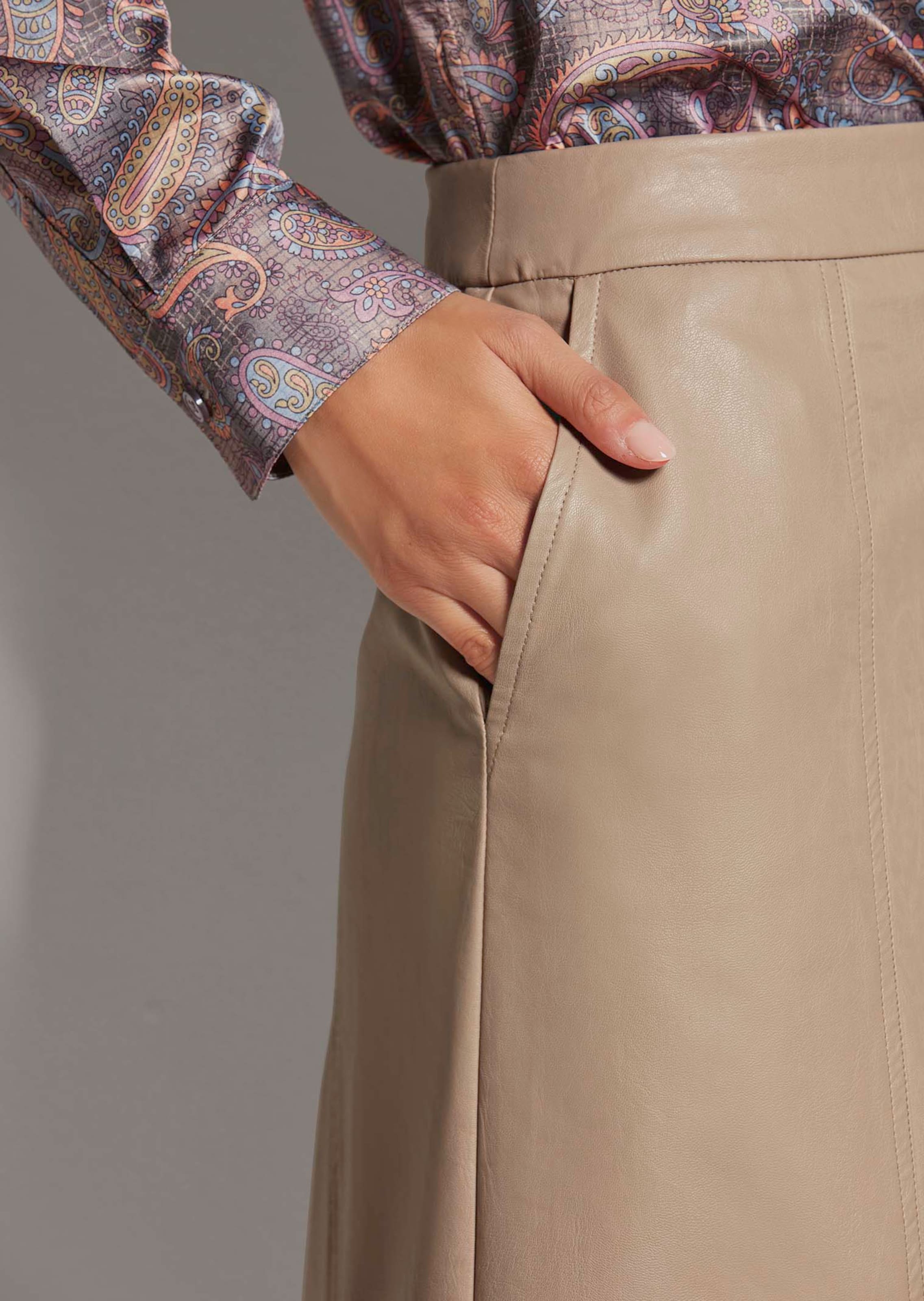 Skirt in taupe | MADELEINE Fashion
