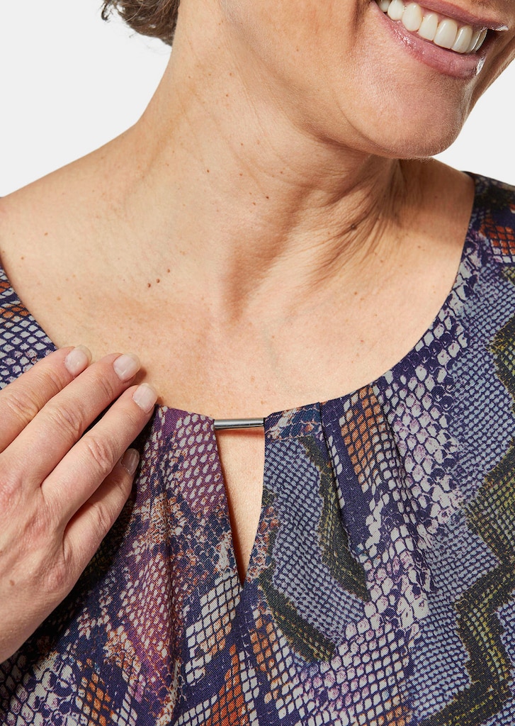 Druckbluse mit raffinierter Ausschnittlösung
