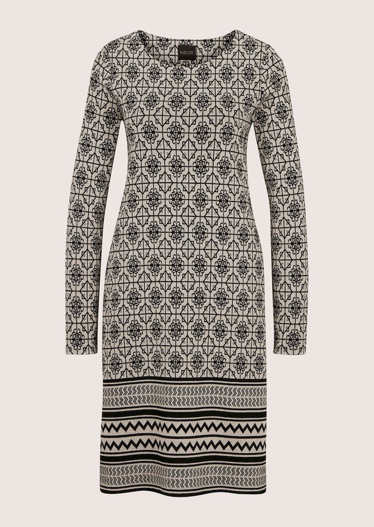 Schmales Kleid mit geometrischem Print