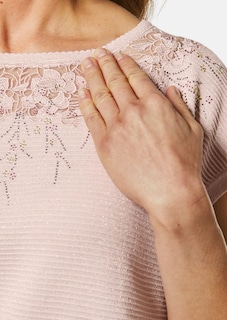 Tyylikäs neule pitsi- ja kimallekivikoristein thumbnail 5