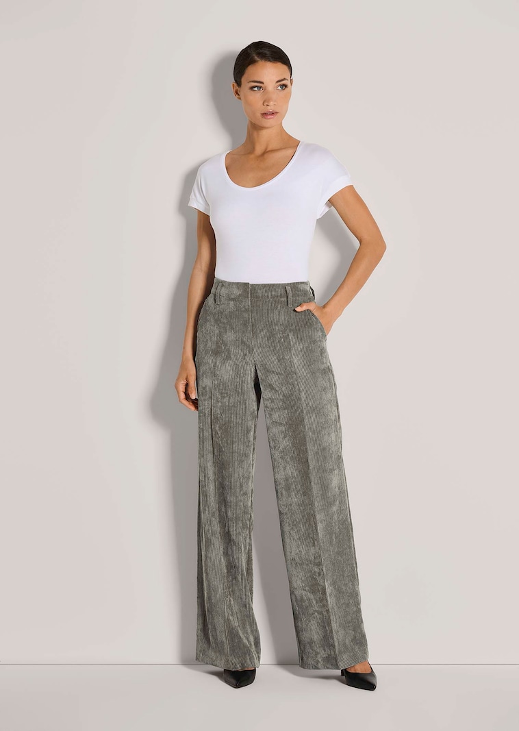Weite Cordhose mit Bügelfalten