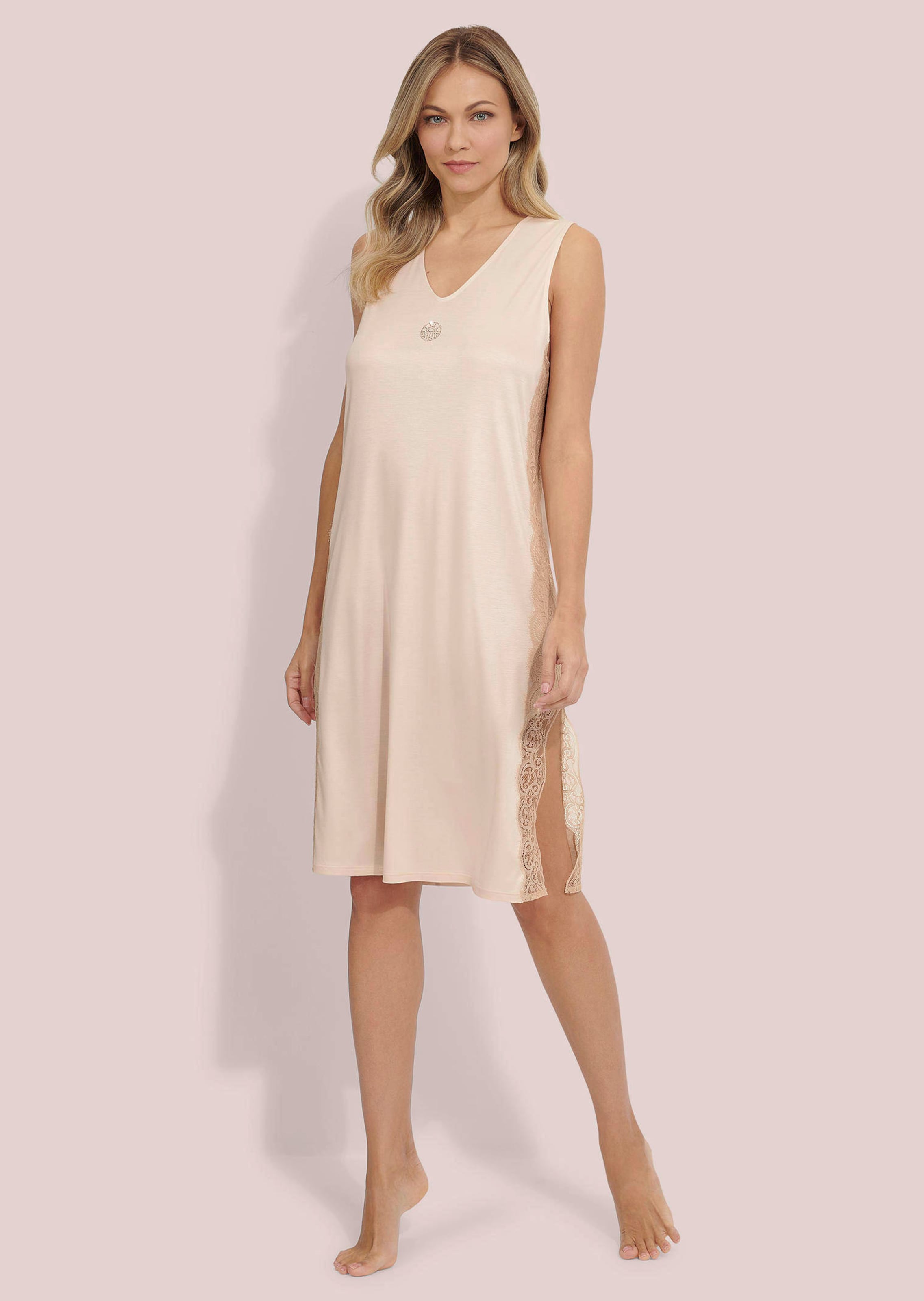 Negligé mit Seide und Spitze