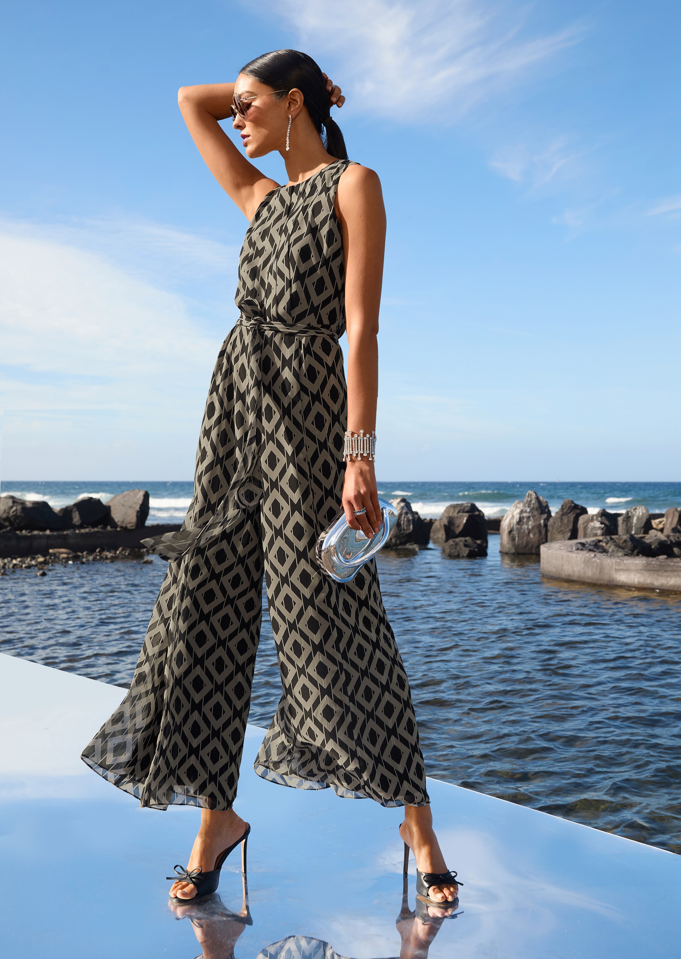 Ärmelloser Jumpsuit mit weitem Bein