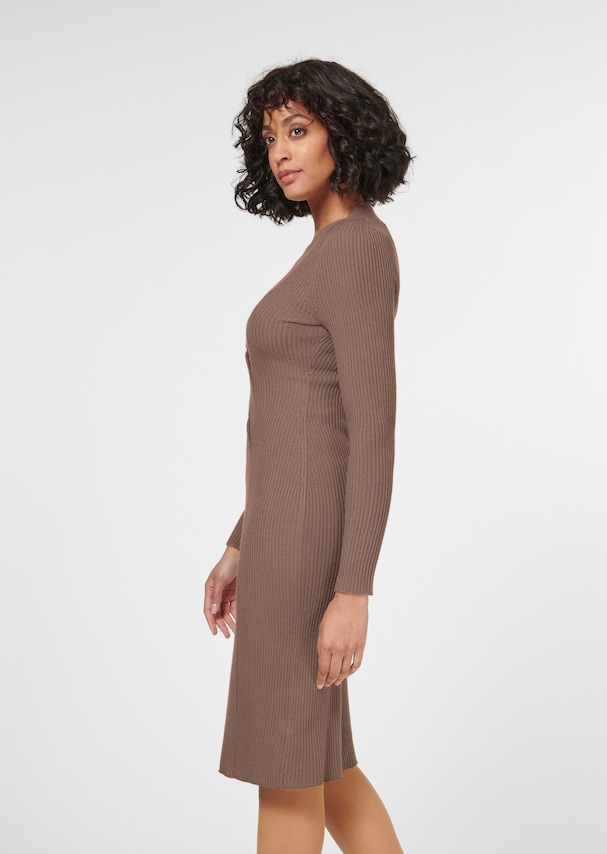 Slim knit dress with elegant cable pattern 3