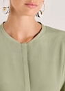 Lange Seidenbluse in kragenloser Form thumbnail 5