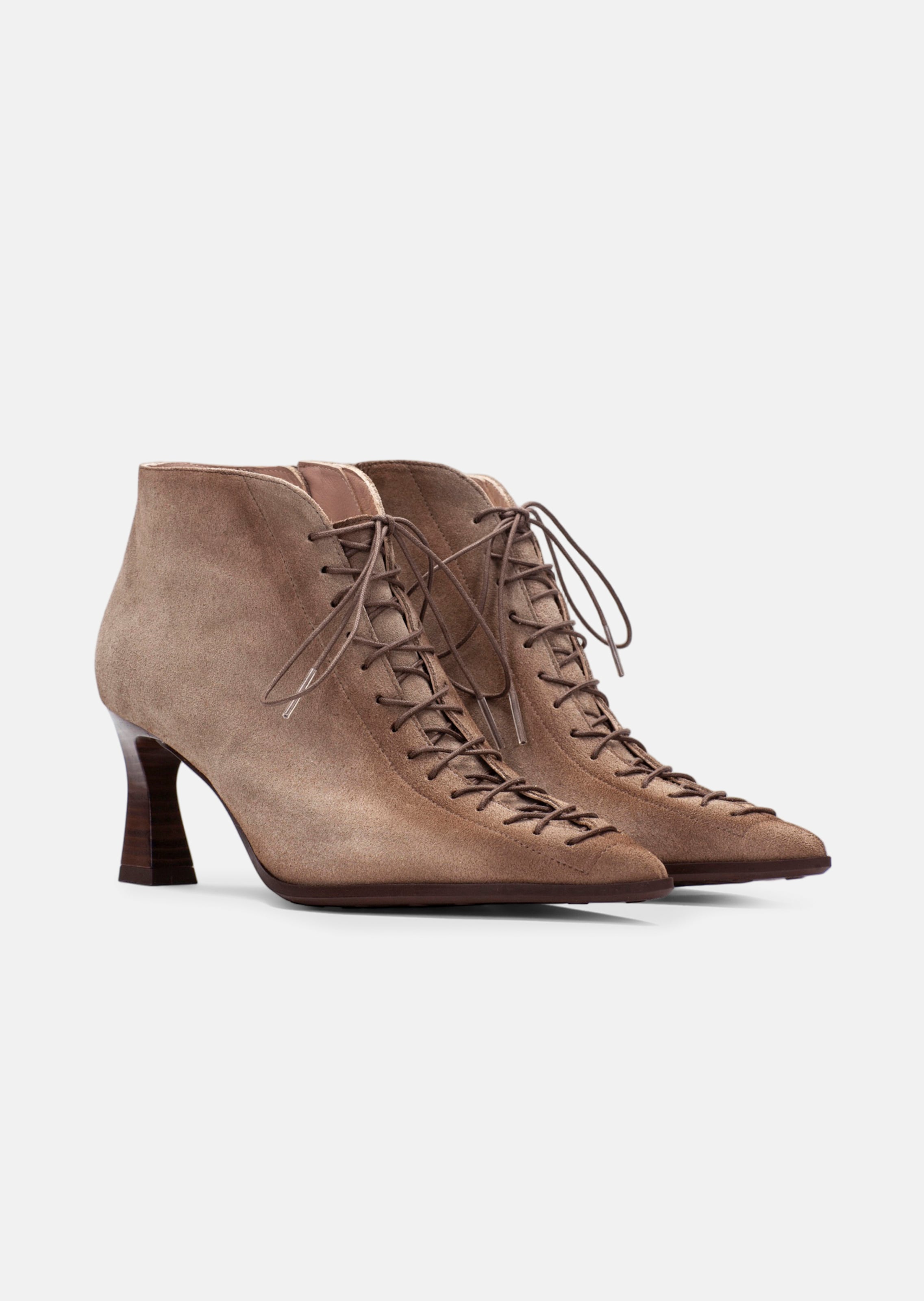 Bottines en cuir avec un laçage original