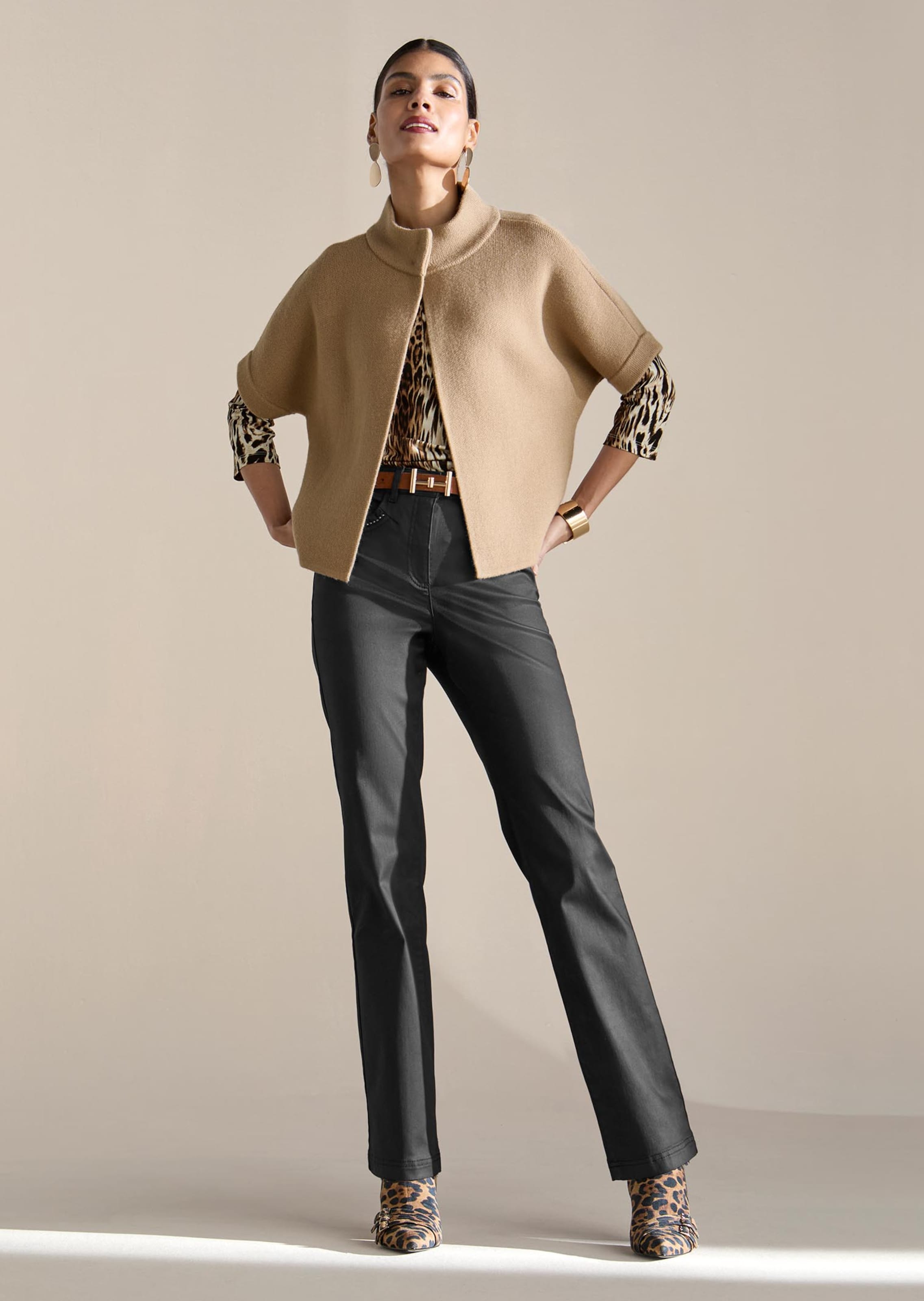 Beschichtete Slim-Jeans mit Schmucknieten