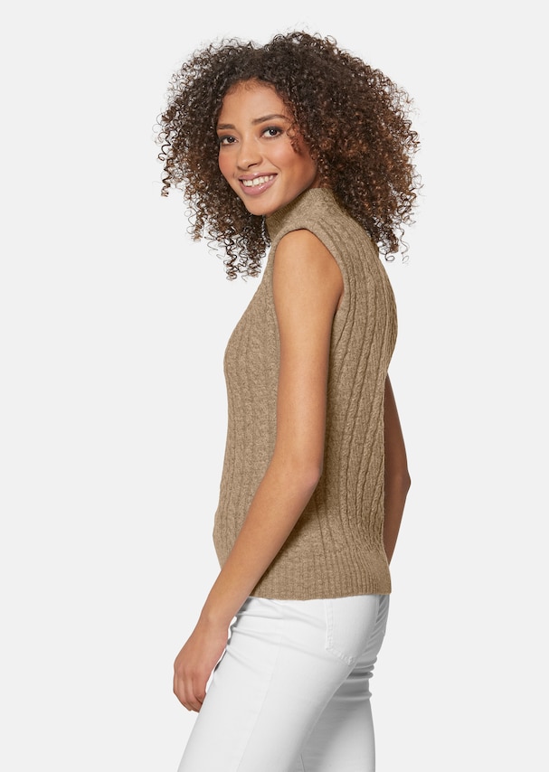 Sleeveless cable knit jumper with stand-up collar 3