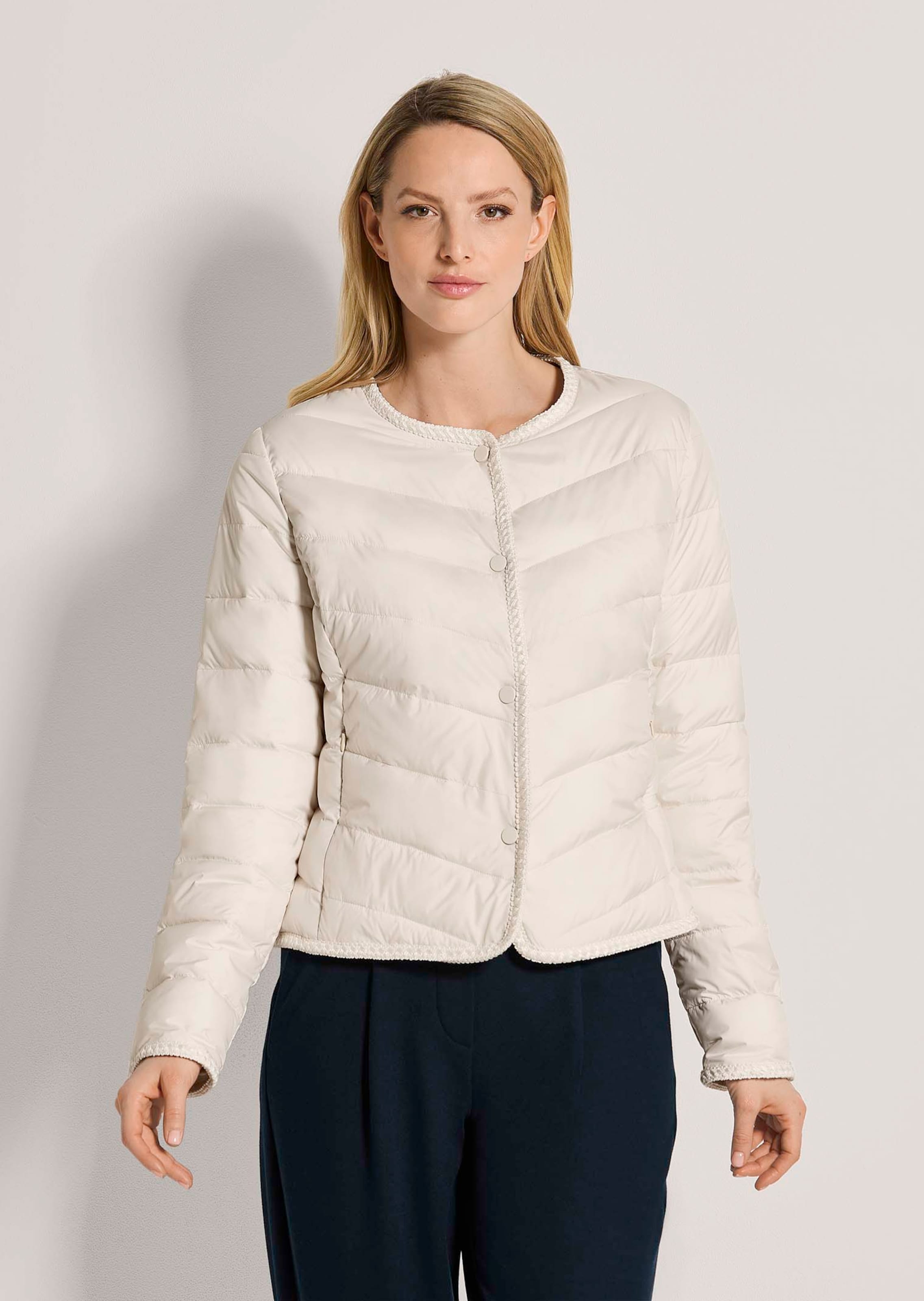Leichte Steppjacke mit bestickter Blende