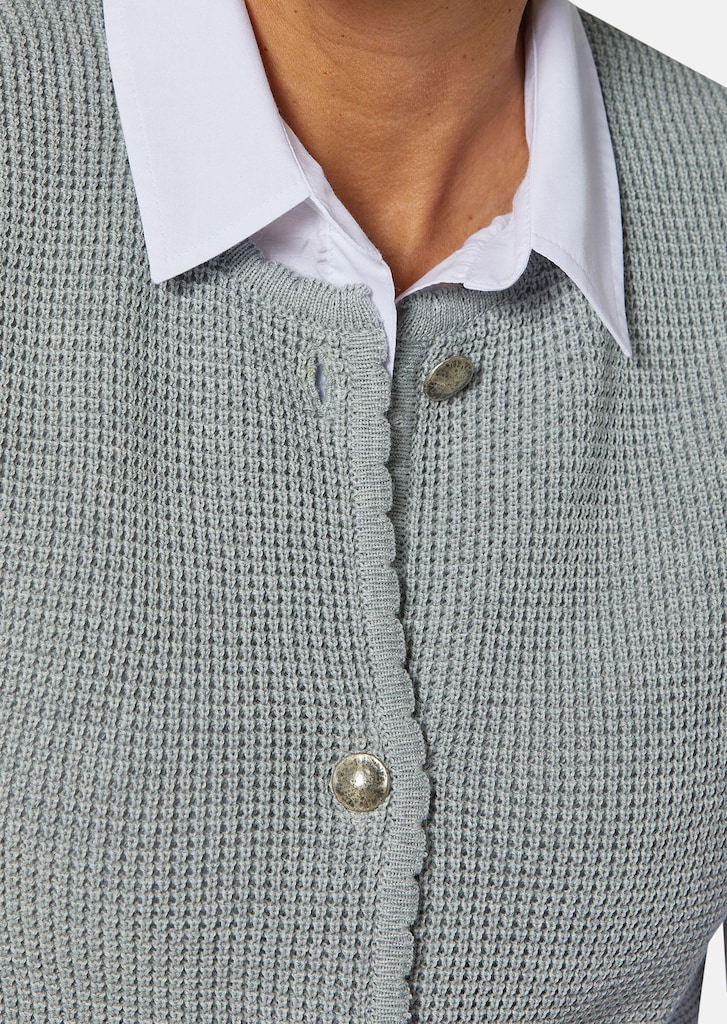 Gilet en tricot indéformable orné de ravissants boutons 4