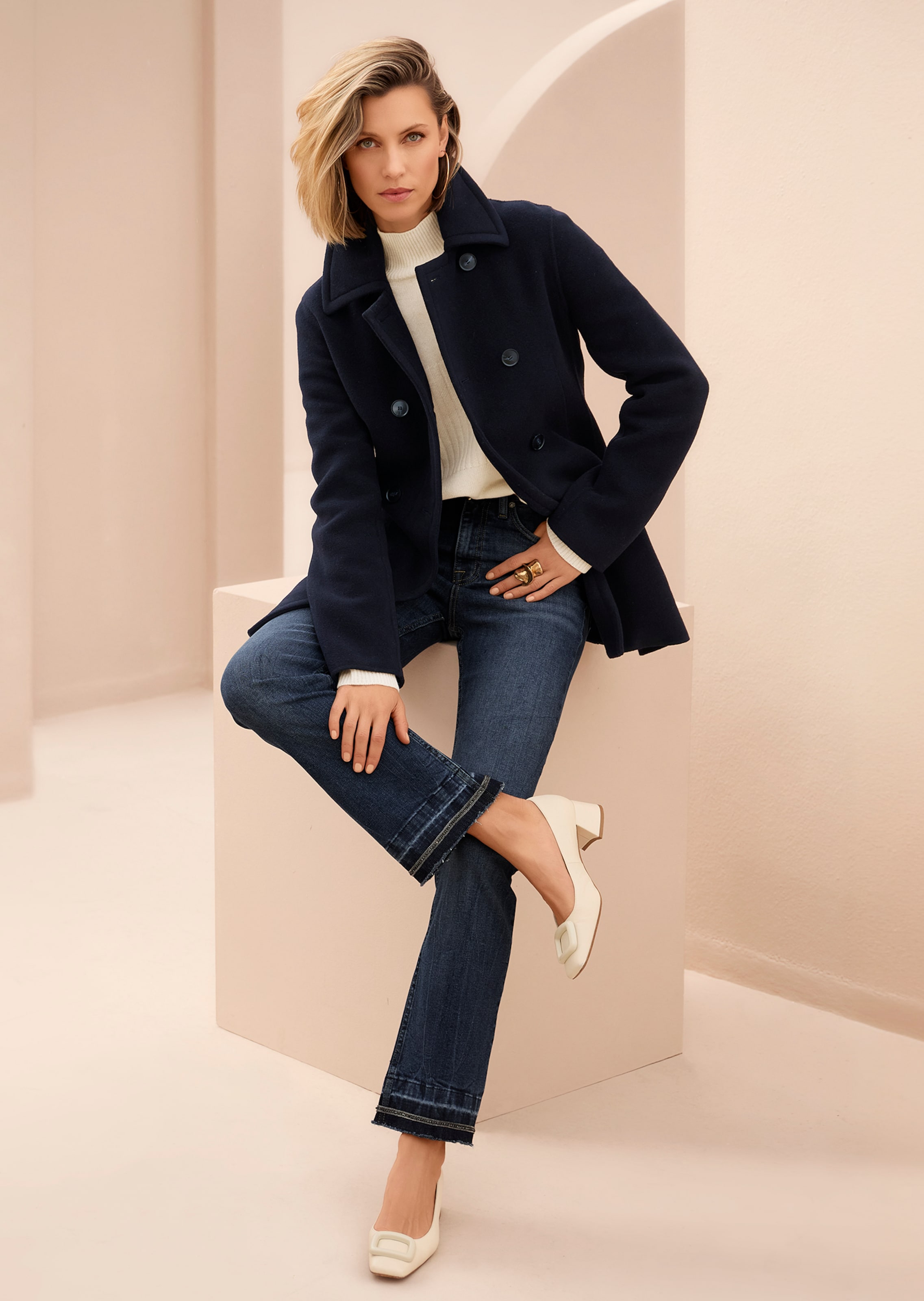 Ausgestellte Jeans mit Strass-Deko und Fransen