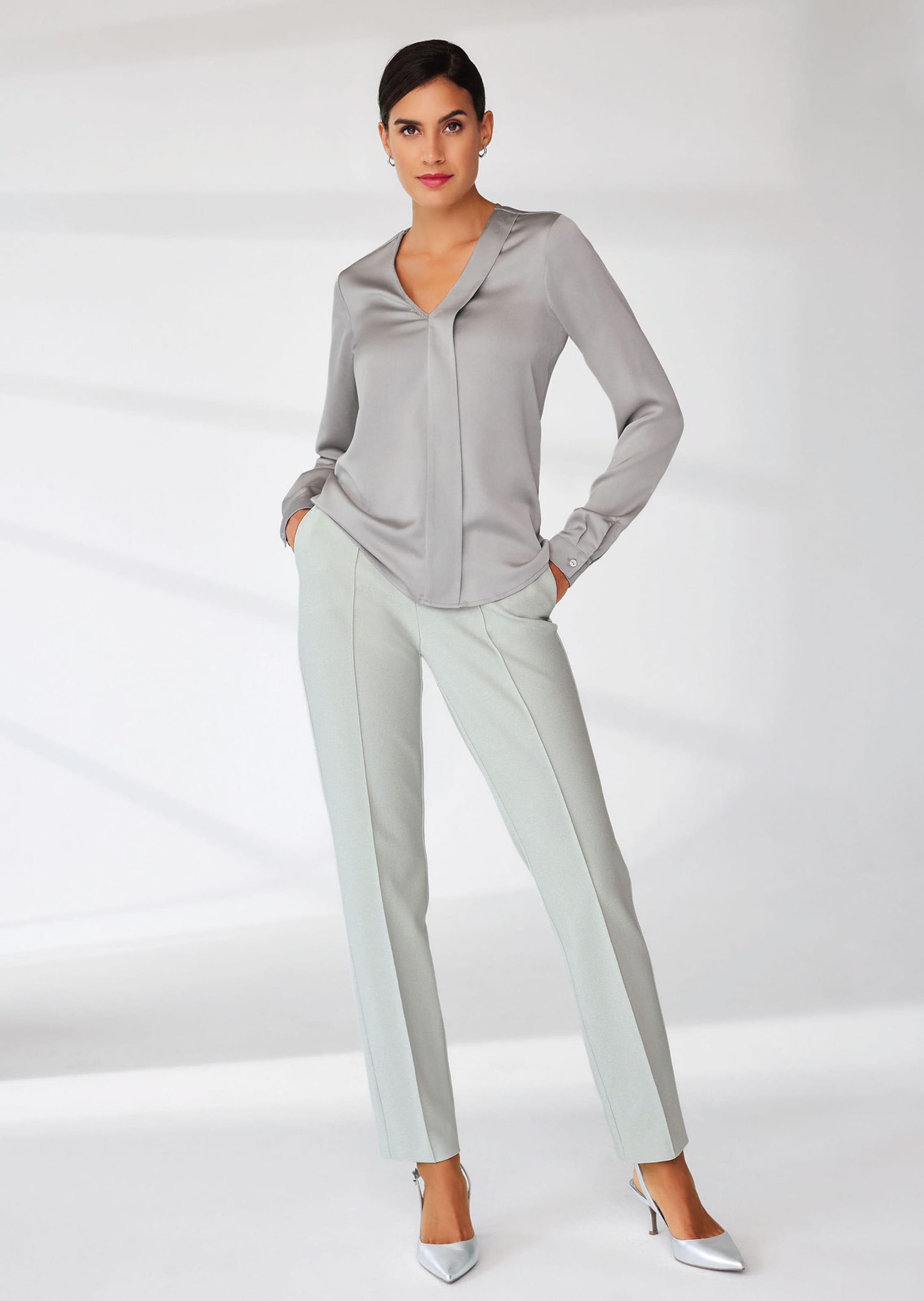 Langarm-Bluse mit V-Ausschnitt und Schmuck-Details