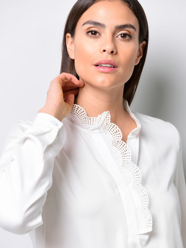 Bluse mit einer Spitzenborte am Ausschnitt 4