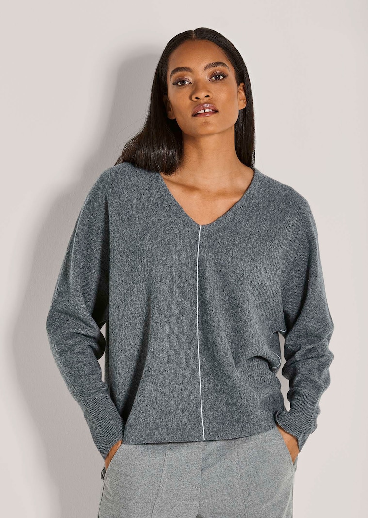 V-Pullover in edler Wollmischung