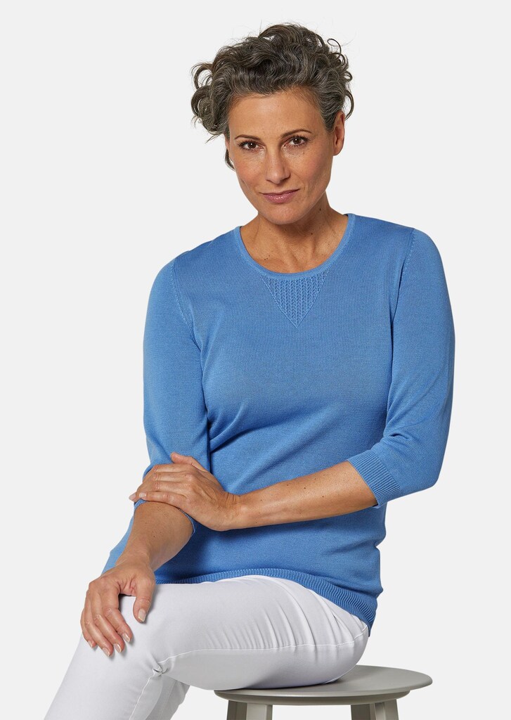 Sommerlicher Strickpullover mit Ajourmuster