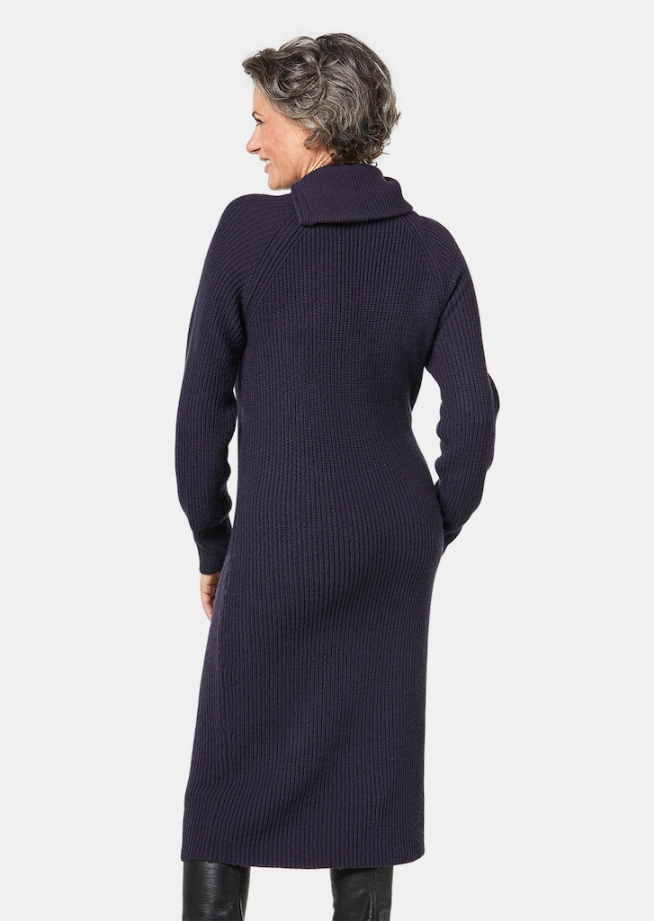 Strickkleid mit raffiniertem asymmetrischem Kragen
